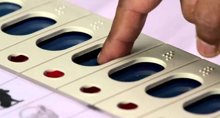 EVM निजी गाड़ी में ले जाने पर किया कांग्रेसियों का हंगामा, पोलिंग पार्टी निलंबित