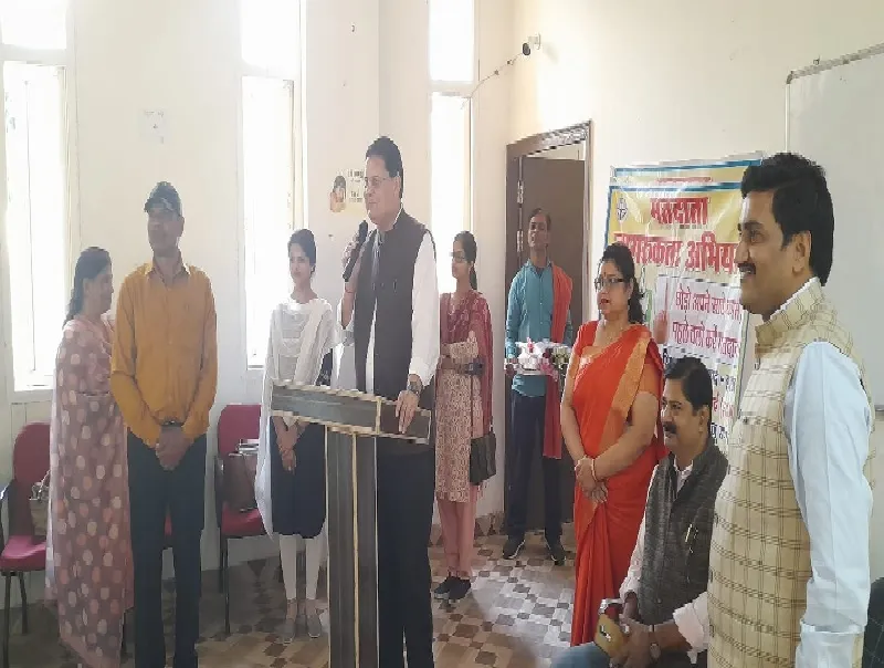 इटावा : रैली के माध्यम से छात्राओं ने दिया शत प्रतिशत मतदान का संदेश