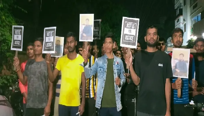 रोनिल हत्याकांड: छात्र-छात्राओं ने परिजनों के साथ निकाला कैंडिल मार्च, हत्यारों को फांसी देने की मांग