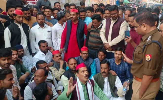 शाहजहांपुर: आगजनी प्रकरण में सपा कार्यकर्ता को पकड़ने पर कोतवाली घेरी, जाम लगाया