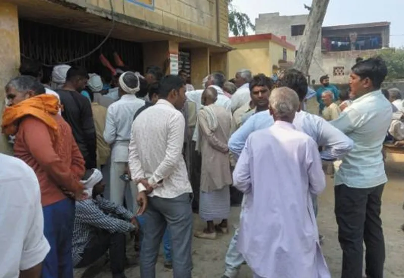 बुलंदशहर: डीएपी खाद की भारी किल्लत, कलेक्ट्रेट में प्रदर्शन