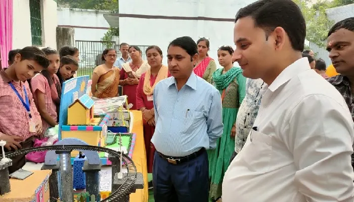 कानपुर: विज्ञान प्रदर्शनी में बच्चों के मॉडल देख गदगद हुए अधिकारी