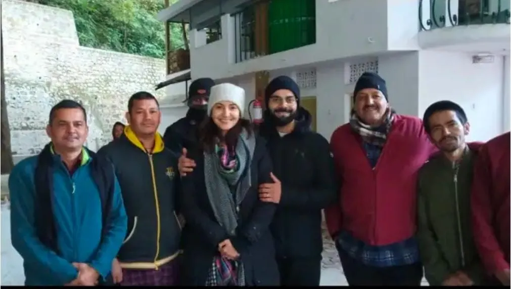 गरमपानी: कैंची धाम पहुंच विराट-अनुष्का ने लिया बाबा नीम करौली का आर्शीवाद 