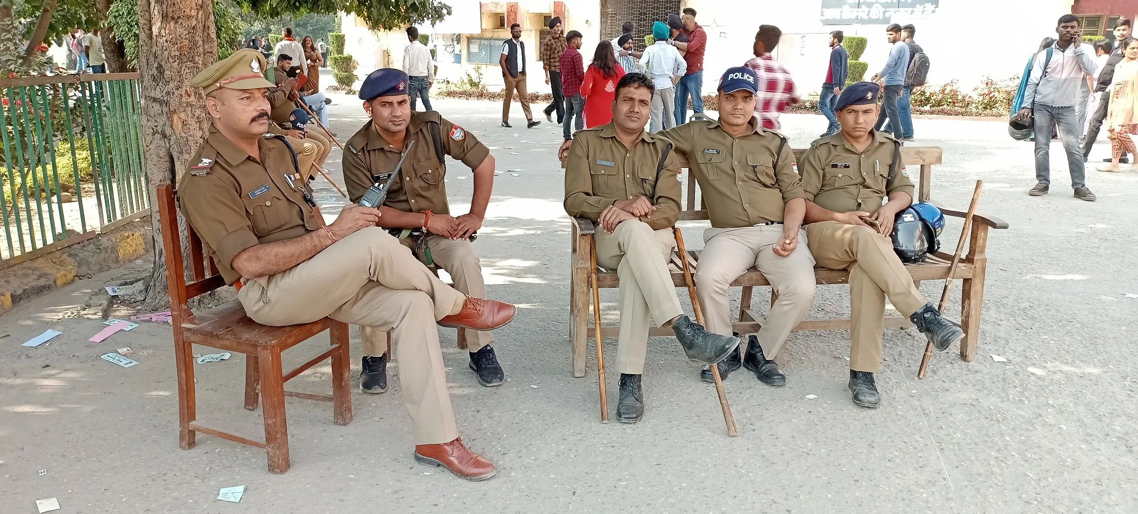 रुद्रपुर: महिला प्रोफेसर व छात्र संघ ने पुलिस को सौंपी तहरीर