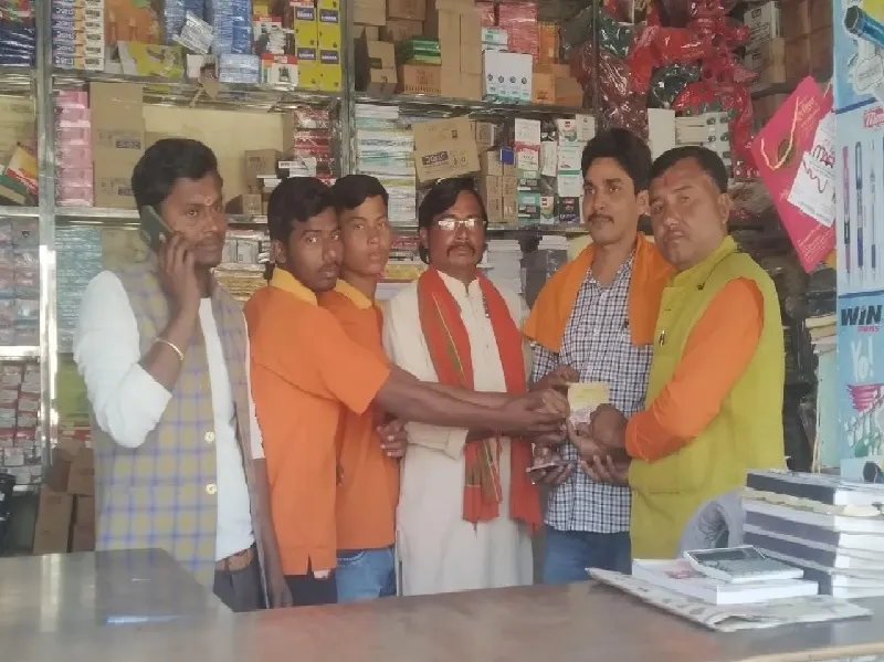 बहराइच : प्रतिष्ठानों पर जाकर दिलाई संगठन की सदस्यता