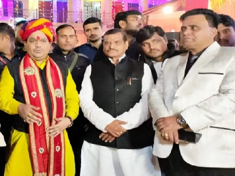 इटावा : शिष्टाचार सदाचार ही सनातन धर्म के रक्षक पंडोखर सरकार