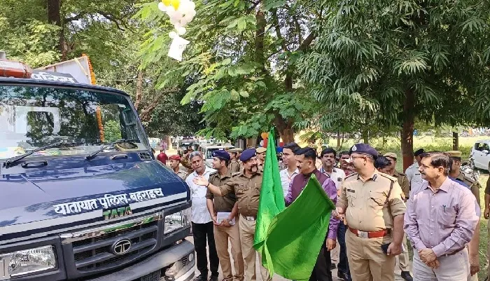 बहराइच : बिना हेलमेट और सेफ्टी बेल्ट के न ड्राइव करें वाहन