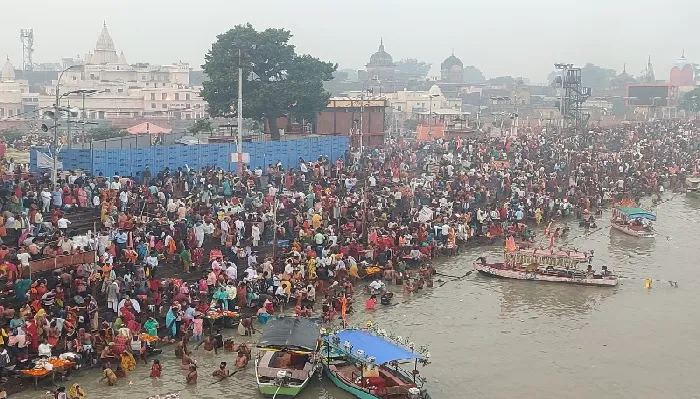 अयोध्या : कार्तिक पूर्णिमा पर श्रद्धालु सरयू में लगा रहे हैं आस्था की डुबकी