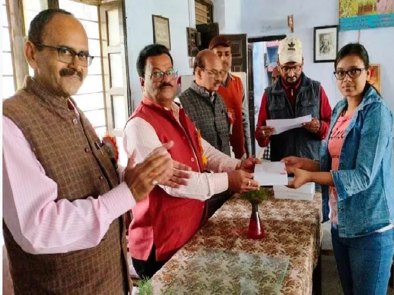 बांदा : पांच छात्रों को मिले स्मार्टफोन, 205 को टेबलेट