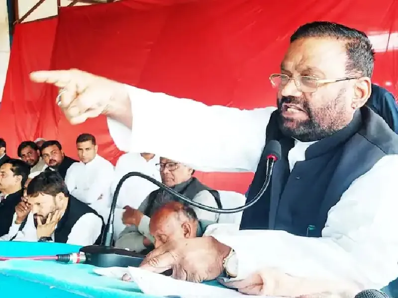 मैनपुरी उपचुनाव : अखिलेश की मौजूदगी में स्वामी प्रसाद के बिगड़े बोल, जानें पीएम के लिए क्या कहा