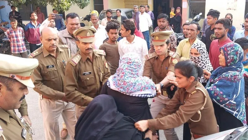 अमरोहा : आरोपी छात्रों को कोर्ट में पेश करने ले जाते वक्त परिजनों का हंगामा,  तीन महिलाएं हिरासत में 