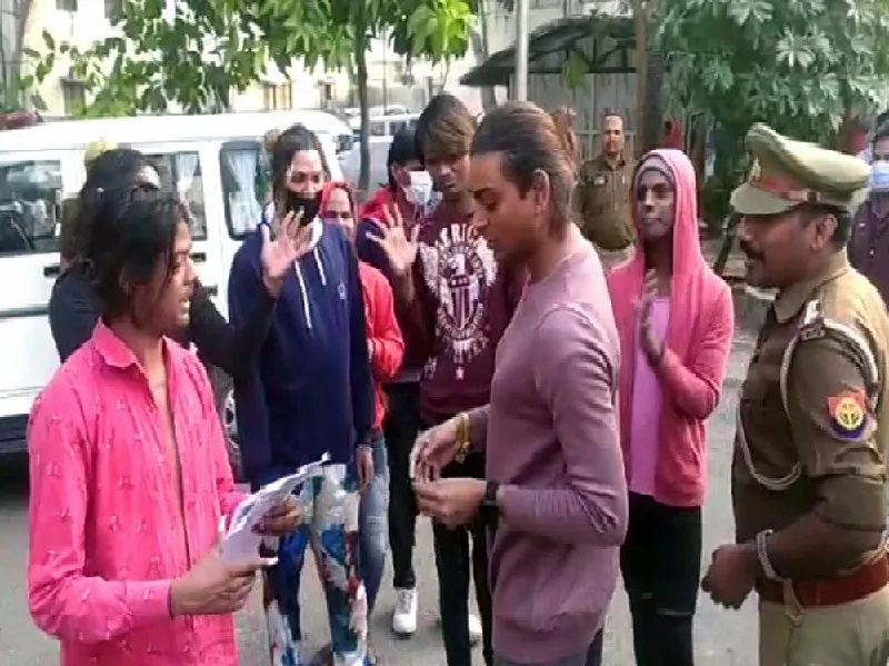 लखनऊ : हजरतगंज कोतवाली में किन्नरों ने काटा हंगामा
