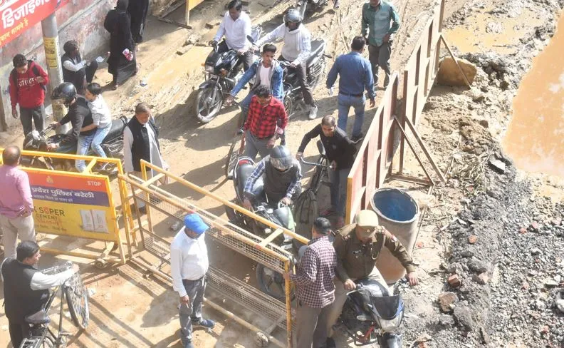 हटाकर निकले लोग