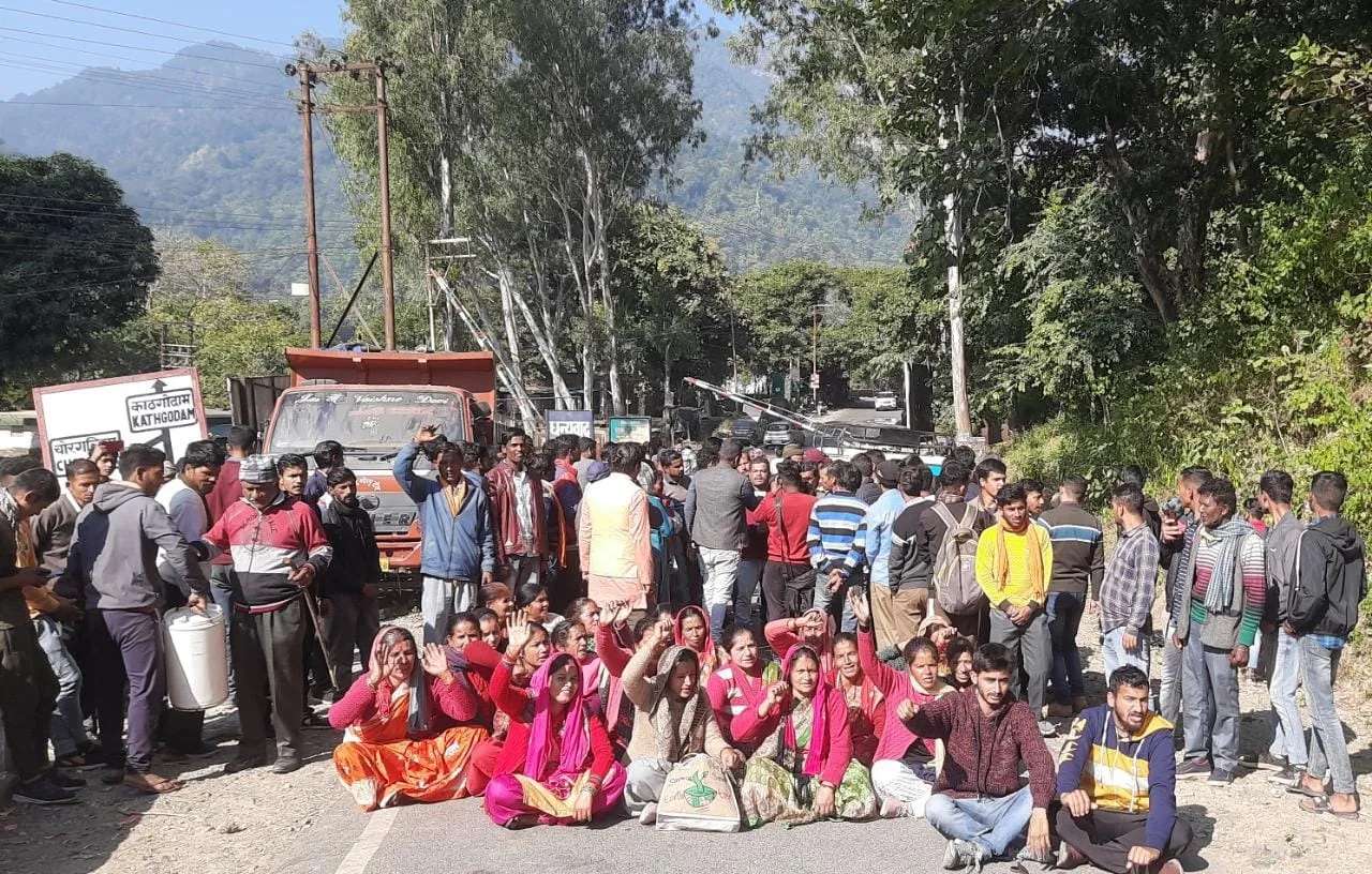 हल्द्वानी: काठगोदाम-हैड़ाखान मार्ग देखने जा रहे केंद्रीय मंत्री भट्ट का ग्रामीणों ने किया घेराव 
