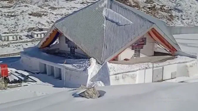 देहरादून: बर्फ की चादर से ढका हेमकुंड साहिब, अधिकारियों ने साझा कीं तस्वीरें