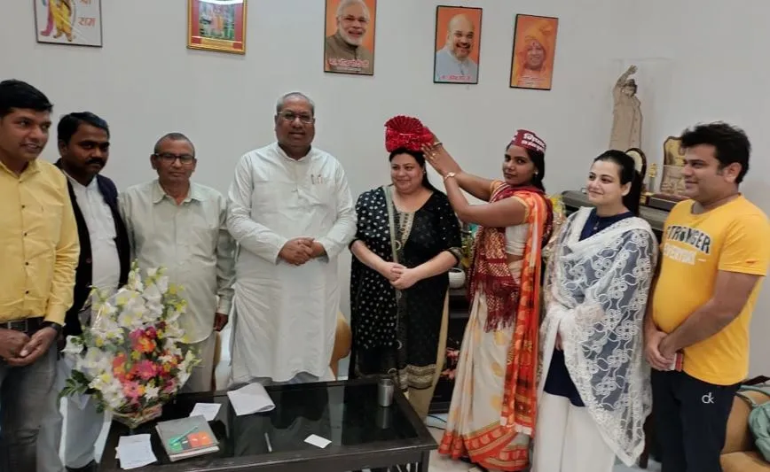 बरेली: बर्खास्तगी पर स्टे मिलने के बाद फिर चर्चा में शहला ताहिर , निषाद पार्टी की ज्वाइन