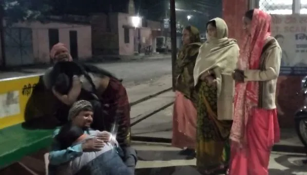 जिला अस्पताल में विलाप करते मासूम के परिजन। 