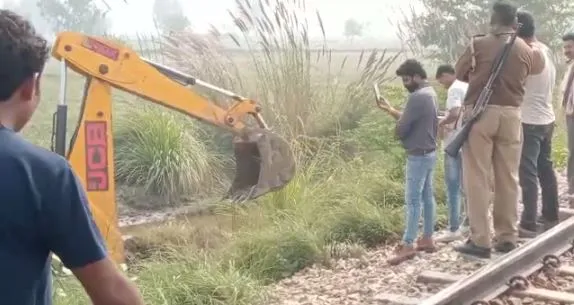 मथुरा: ट्रेन से कटकर दर्जनभर गौवंशों की मौत, पुलिस ने जेसीबी से गड्ढा खोदकर दफनाया