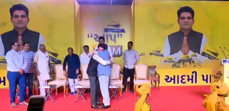 मोदी के गढ़ में गरजेंगे ‘आप’ के गढ़वी’, गुजरात में CM पद का चेहरा, केजरीवाल ने किया ऐलान