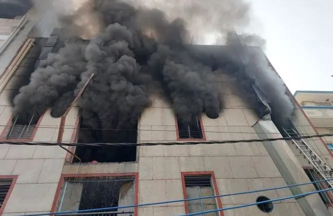 दिल्ली के नरेला इंडस्ट्रियल एरिया में लगी आग, 2 लोगों की मौत, कई के फंसे होने की आशंका
