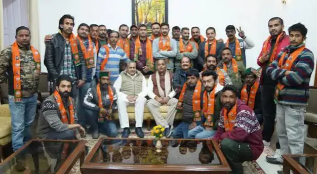 हिमाचल चुनाव से पहले कांग्रेस को बड़ा झटका, 26 नेताओं ने थामा BJP का दामन