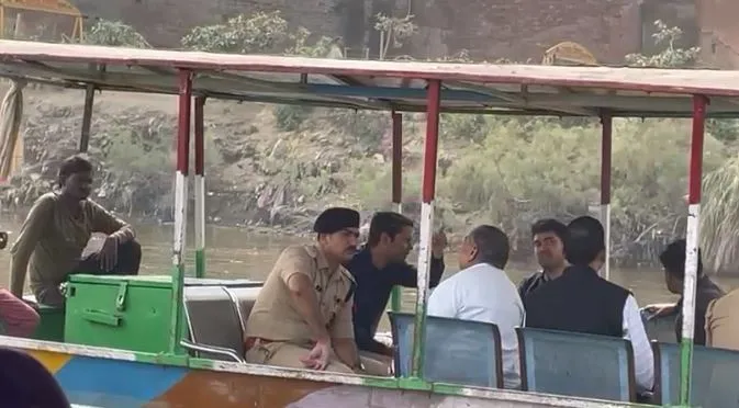 मथुरा: नाव और स्टीमर में बैठकर गश्त करेगी खाकी, DM-SSP ने लिया देव दीपावली की तैयारियों का जायजा