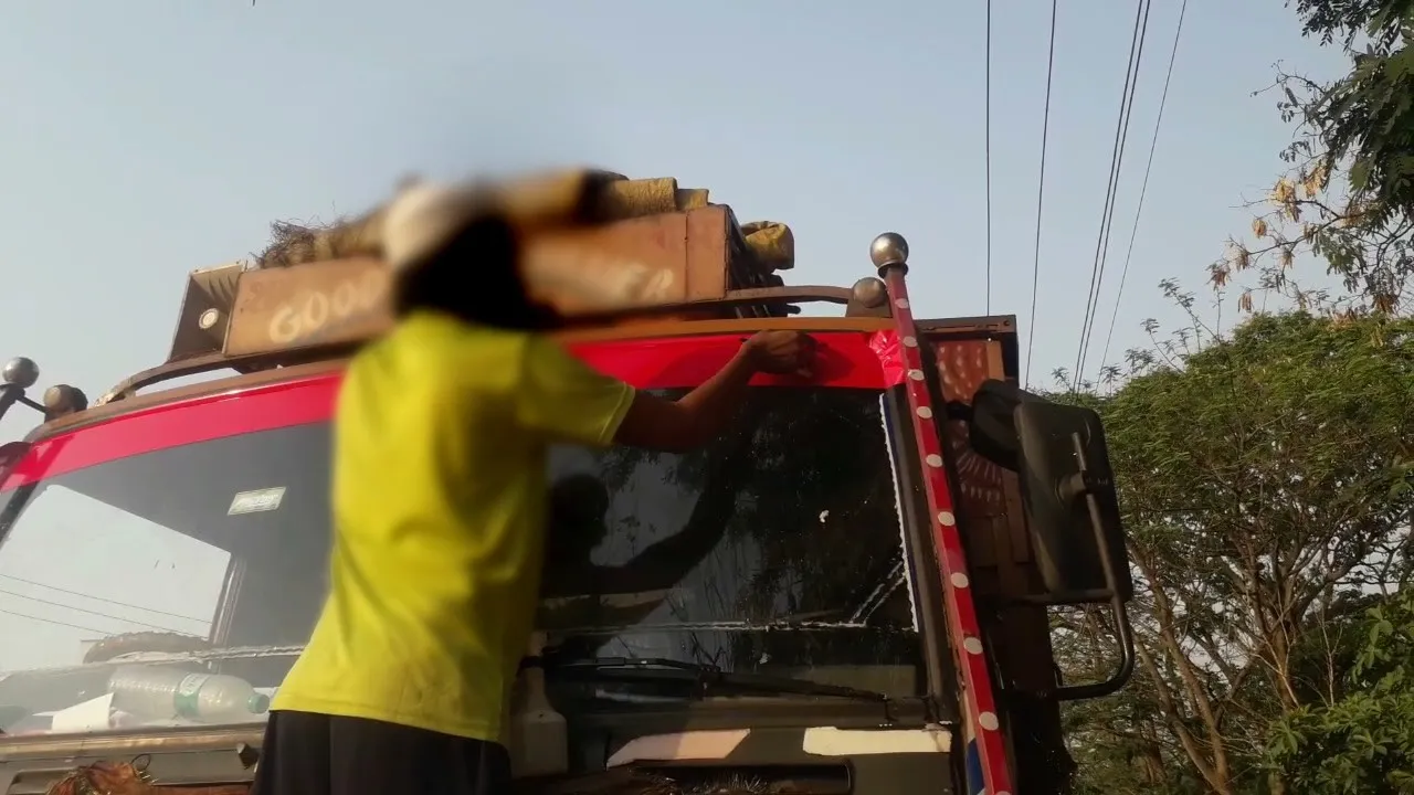 बरेली: ट्रकों और भारी वाहनों में अधिक से अधिक संख्या में रेडियम पट्टी लगाएं- डीएम