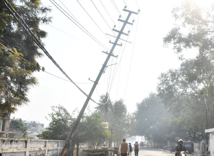 बरेली: गिरने की हालत में बिजली का खंभा, बड़े हादसे को दे रहा संकेत