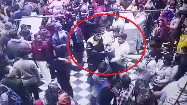 मथुरा: बांके बिहारी मंदिर में मारपीट करने वाले छह सुरक्षा गार्ड बर्खास्त, जानें पूरा मामला