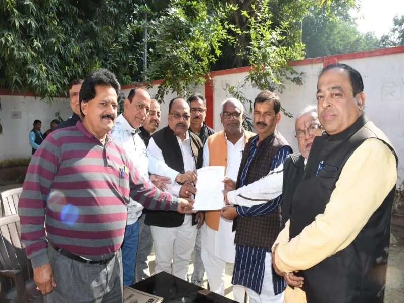 अयोध्या: झूलेलाल की प्रतिमा लगाने के लिए महापौर को सौंपा ज्ञापन