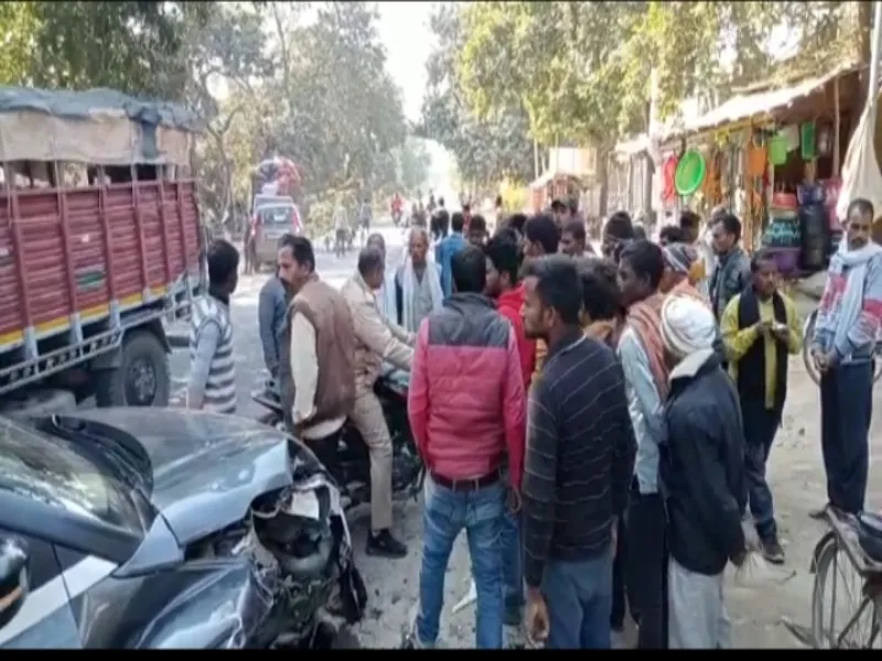 रायबरेली: सड़क पर खड़ी पिकप से टकराई कार, महिला समेत दो घायल