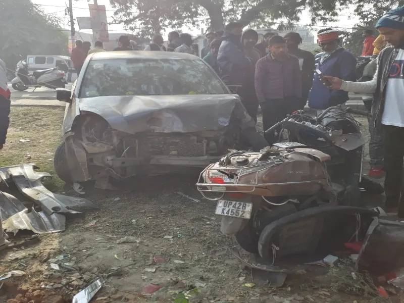 अयोध्या: तेज रफ्तार कार ने एचटी पोल तोड़ स्कूटी में मारी टक्कर, ITI की बाउंड्रीवाल में भिड़ी