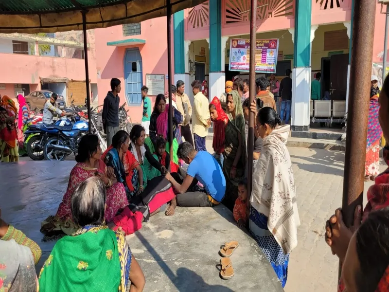 रायबरेली: पेड़ पर चढ़कर कैथा तोड़ रहा व्यापारी नीचे गिरा, अस्पताल ले जाते समय हुई मौत 