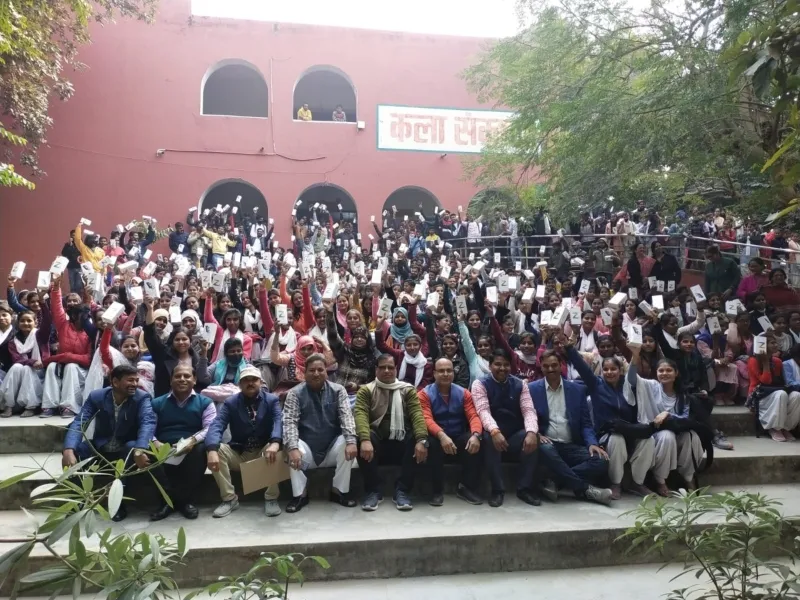सुल्तानपुर: केएनआई में 3,202 विद्यार्थियों को मिला स्मार्टफोन 