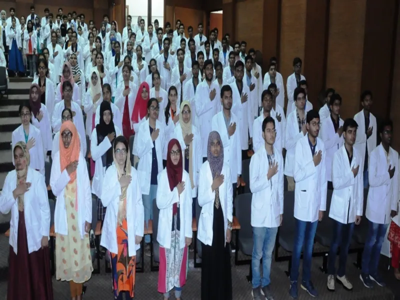 अलीगढ़: White coat ceremony में शामिल हुए एएमयू के छात्र, लिए ये संकल्प    