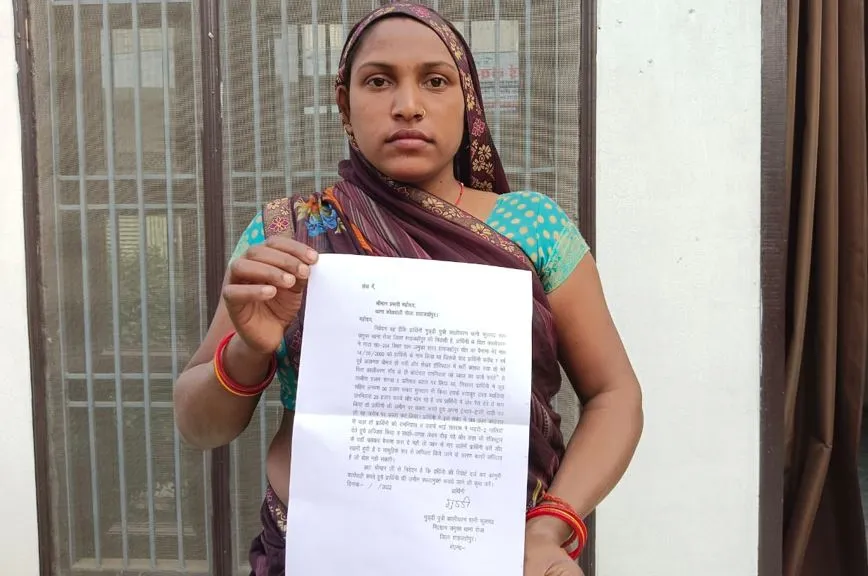 शाहजहांपुर: सूदखोर ने जमीन पर किया कब्जा, न्याय के लिए भटक रही महिला