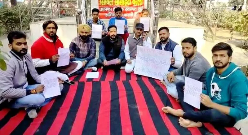 बरेली: शहर में पेड़ काटने का नतीजा AQI Level 200 पार, धरने पर बैठे पर्यावरण प्रेमी