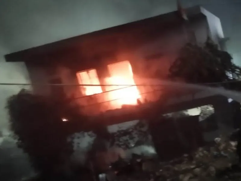 लखनऊ: गोमती तट पर गार्ड रूम में लगी आग, टला बड़ा हादसा     