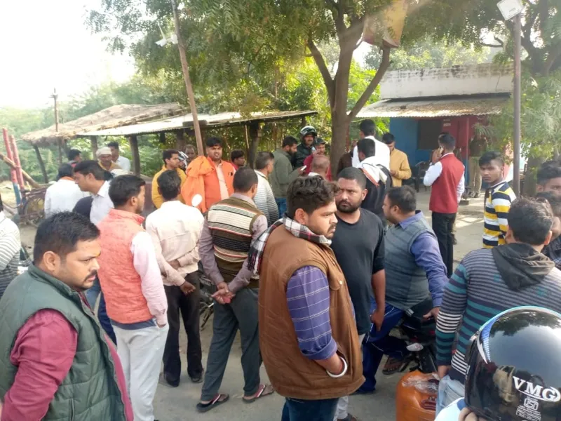 रायबरेली: चेक पोस्ट पर सिपाही ने किसान को मारा थप्पड़,  आक्रोशित ग्रामीणों ने किया हंगामा