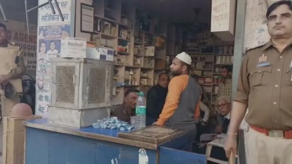 संभल: दवा विक्रेता और मेंथा फर्म पर वाणिज्य कर विभाग की टीम ने की छापेमारी