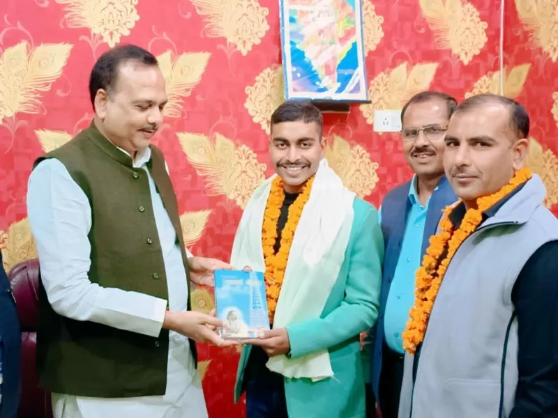 हरदोई: थल सेना में लेफ्टिनेंट बने प्रतीक को विधायक ने दी बधाई 