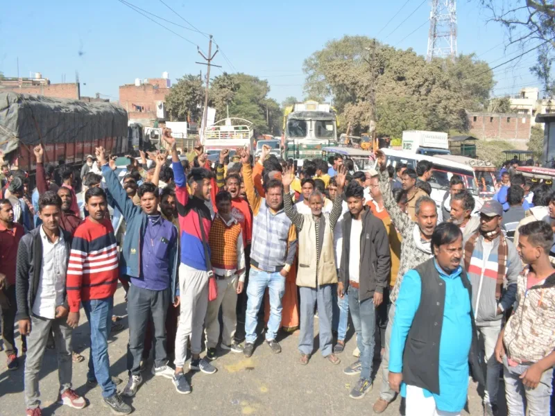 हरदोई: जाम लगाए व्यापारियों पर पुलिस ने फटकारी लाठियां