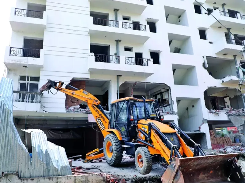 लखनऊ: यजदान अपार्टमेंट गिराने के दौरान बड़ा हादसा, मलबे में दबी कई गाड़ियां 