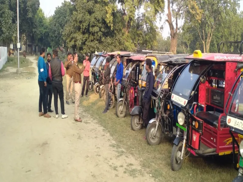 हरदोई: 30 ई-रिक्शा और खाद से लदी 12 ट्रैक्टर-ट्राली हुईं सीज 