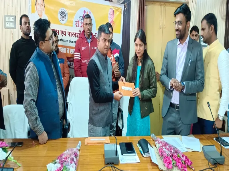 जौनपुर: चयनित शिक्षकों को जिलाधिकारी ने वितरित किया नियुक्ति प्रमाण पत्र