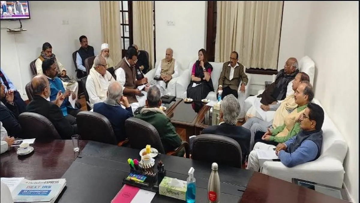 Parliament Winter Session 2022 : विपक्षी नेताओं ने की बैठक, संसद में जनता के मुद्दे उठाते रहने पर दिया जोर