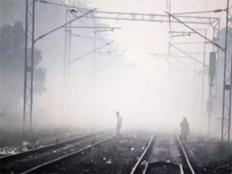 हरदोई: कोहरे ने रोकी ट्रेनों की रफ्तार, यात्रियों को करना पड़ रहा है घंटों इंतजार