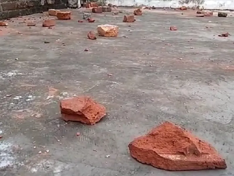 हरदोई: बैंक कर्मचारियों पर हुआ हमला, पथराव कर कार तोड़ी