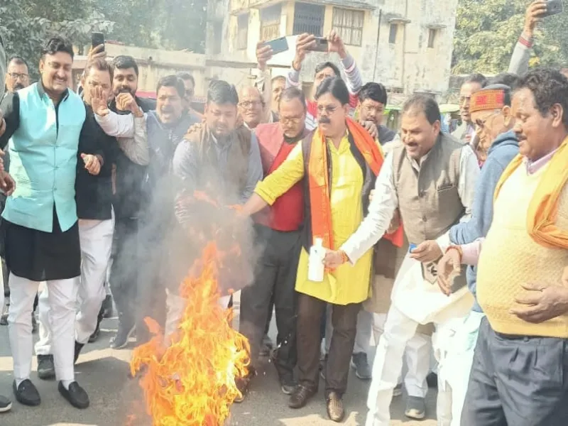 सुल्तानपुर: पाक विदेश मंत्री के बयान पर भाजपाईयों में उबाल, फूंका पुतला  