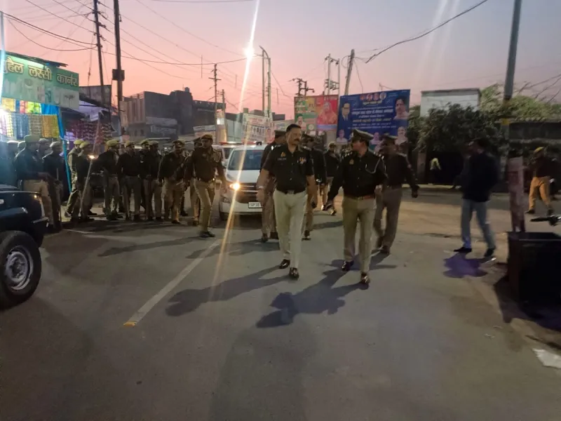 हरदोई: पिहानी की सड़कों पर पुलिस ने किया Flag March, निकाय चुनाव से पहले SP ने दिया कड़ा संदेश
